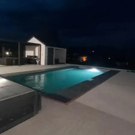 D'hotes Les Hirondelles فندق مبيت وإفطار *